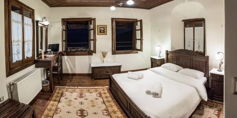 Deluxe Double Room, Sea View | 2 bedrooms, iron/ironing board, free WiFi