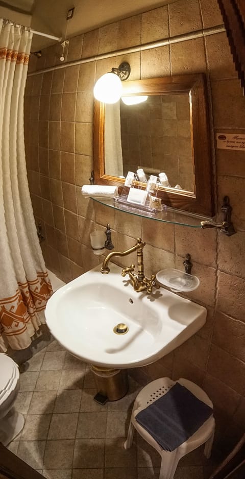 Superior Double Room, Sea View (Queen) | Bathroom | Towels, shampoo