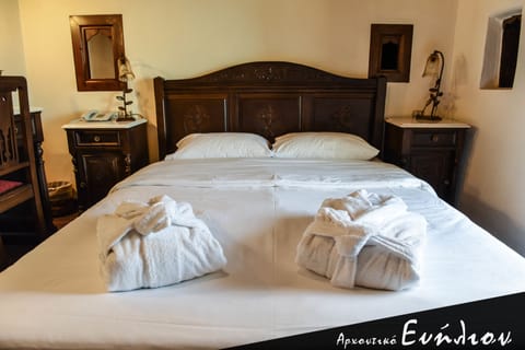 Deluxe Suite, 1 Bedroom, Fireplace, Sea View | 2 bedrooms, iron/ironing board, free WiFi