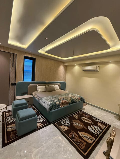Luxury Studio Suite | Desk, laptop workspace, free WiFi, bed sheets
