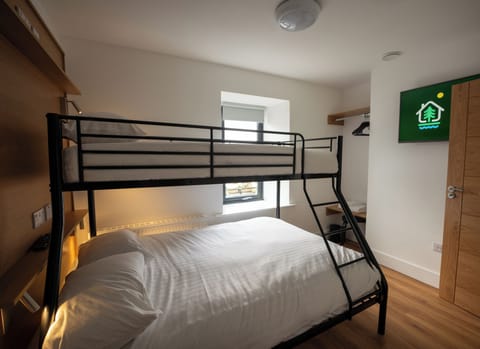 Triple Room | Free WiFi, bed sheets, wheelchair access