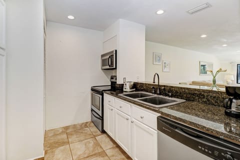 Comfort Apartment, Golf View | Private kitchen | Fridge, microwave, oven, stovetop