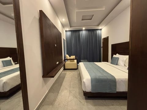 Premium Room, 1 Queen Bed | Hypo-allergenic bedding, desk, blackout drapes, iron/ironing board