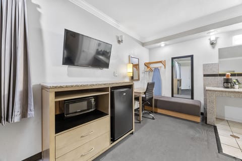 Suite | Desk, iron/ironing board, free WiFi, bed sheets