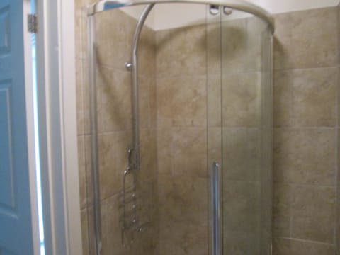 Standard Single Room | Bathroom | Shower, free toiletries, towels
