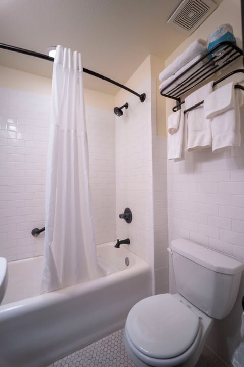 Combined shower/tub, jetted tub, free toiletries, hair dryer