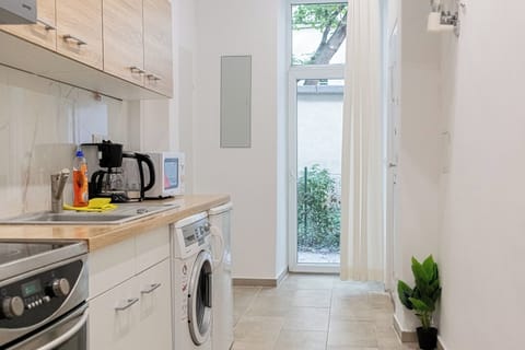 Basic Studio | Private kitchen | Mini-fridge, microwave, oven, stovetop