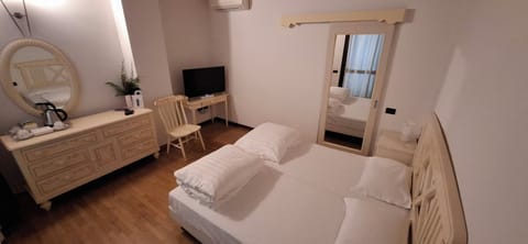 Classic Double or Twin Room | Desk, laptop workspace, free WiFi