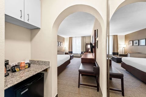 Suite, 1 King Bed with Sofa bed, Non Smoking | Premium bedding, desk, blackout drapes, iron/ironing board