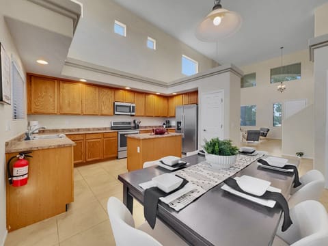 House, Multiple Beds, Patio, Garden View (Bustos Maricopa) | Private kitchen