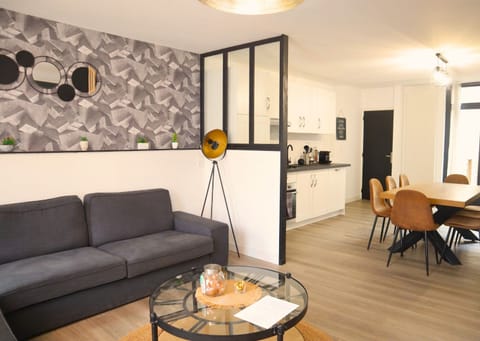 Family Apartment, 3 Bedrooms, Kitchen | Living area | 100-cm Smart TV with digital channels, Netflix, streaming services