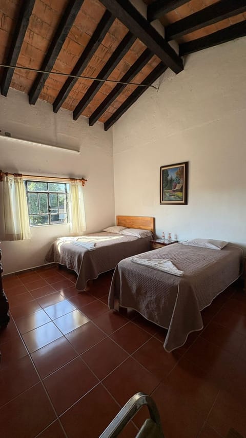 Family Room | Desk, laptop workspace, free WiFi