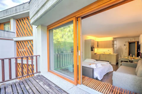 Family Studio, Balcony (Studio La Finestra Sulle Piste) | Living room | Smart TV