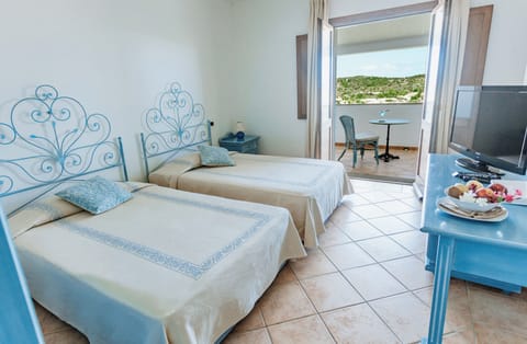 Classic Triple Room, Balcony | Minibar, in-room safe, desk, bed sheets