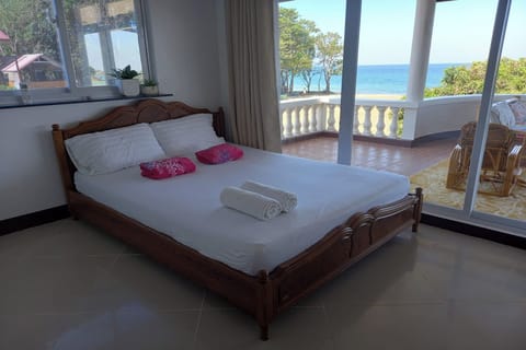 Deluxe Double Room, Balcony, Sea View | Desk, WiFi (free), bed sheets