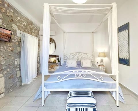 Deluxe Studio | Minibar, blackout drapes, soundproofing, iron/ironing board