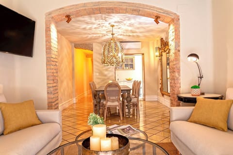 Apartment (5 Bedrooms) | Living room