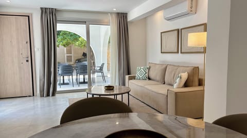 Deluxe Apartment, Garden View | Living area