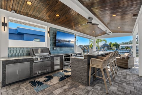 House (4 Bedrooms) | Bar (on property)