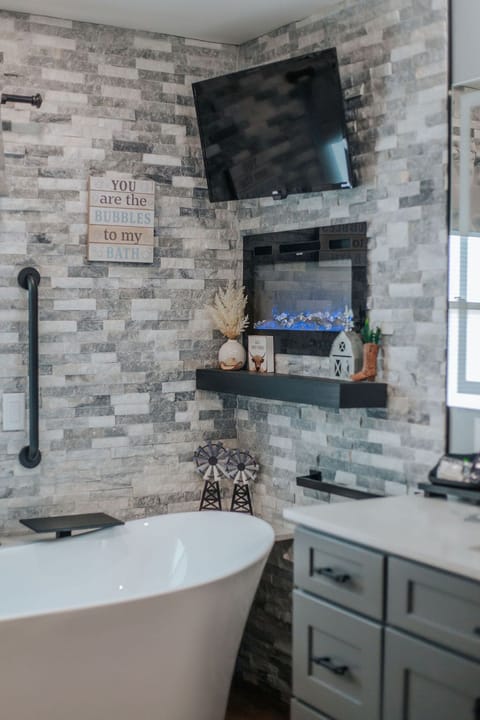 Apartment, Private Bathroom (Country Oasis) | Bathroom