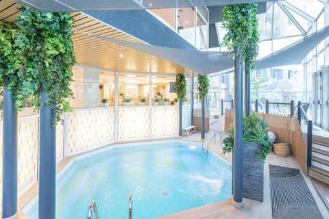 Indoor pool, sun loungers