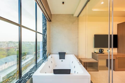 Royal Suite, City View | Desk, free WiFi, bed sheets
