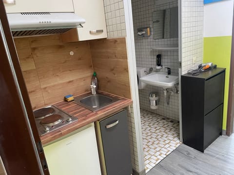 Single Room | Bathroom | Shower, towels, toilet paper