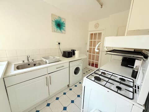 House, 4 Bedrooms, Kitchen, Garden View | Private kitchen | Full-size fridge, microwave, oven, stovetop