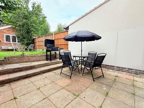 House, 4 Bedrooms, Kitchen, Garden View | Terrace/patio