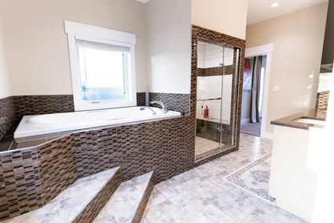 Horizon Suite | Bathroom | Hair dryer, towels, soap, shampoo