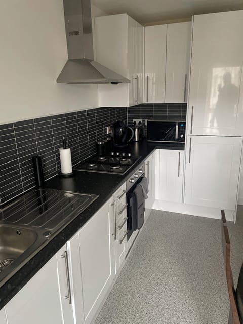 Deluxe Apartment, 2 Bedrooms, Non Smoking, Courtyard View | Private kitchen | Full-size fridge, microwave, oven, stovetop