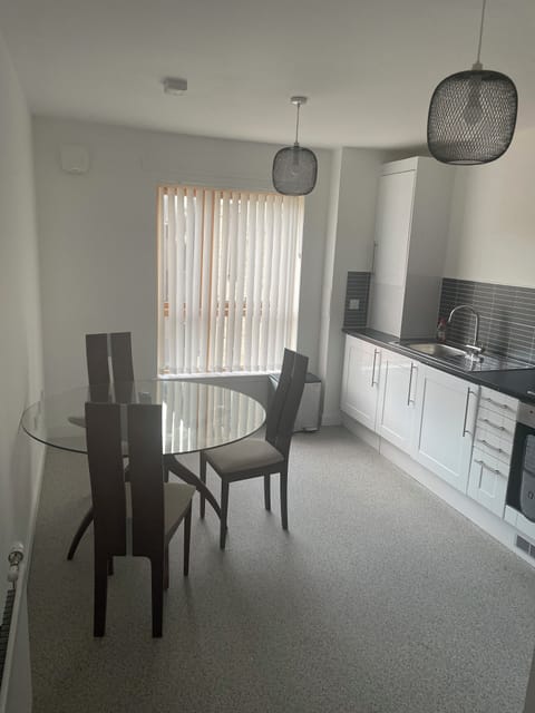 Deluxe Apartment, 2 Bedrooms, Non Smoking, Courtyard View | In-room dining