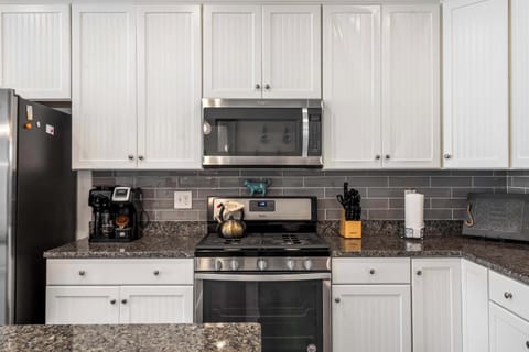 Townhome, Multiple Beds, Patio, Garden View (Old Canal Getaway) | Private kitchen