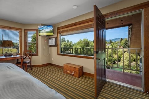 Deluxe Room, 1 King Bed, Balcony, River View | Free WiFi