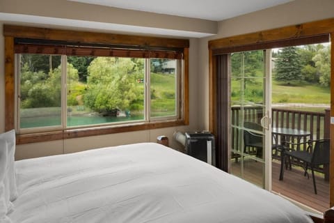 Deluxe Room, 1 King Bed, Balcony, River View | Free WiFi