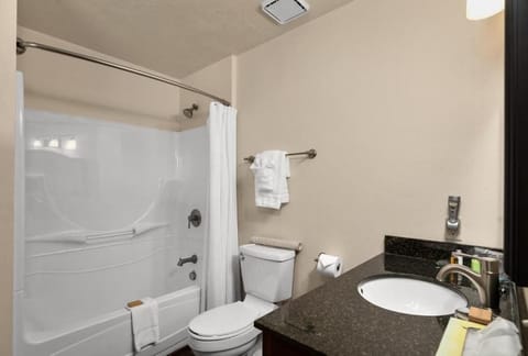 Standard Room, Balcony, Garden View | Bathroom