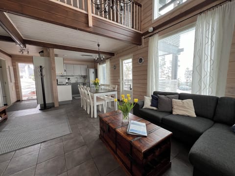 Flat-screen TV, fireplace, DVD player