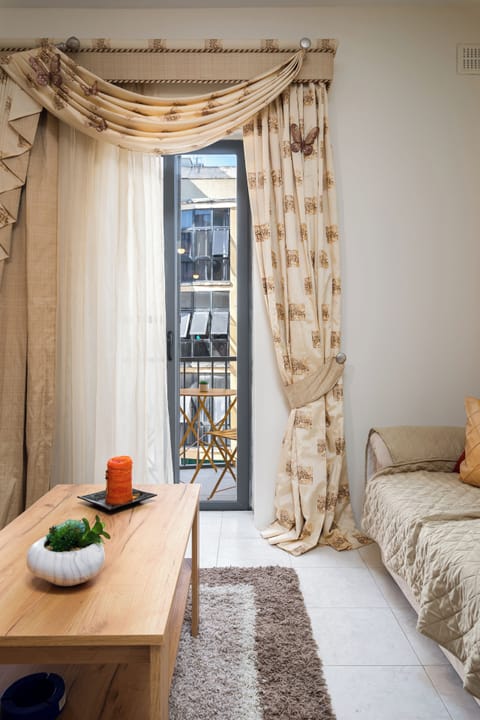 Apartment, 2 Bedrooms, Non Smoking, Kitchen | Living area | Flat-screen TV