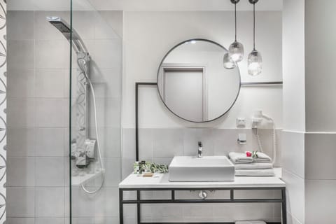 Junior Studio Suite, Garden View | Bathroom | Slippers