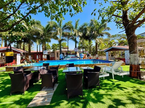 Swim-up bar