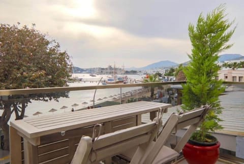 Deluxe Suite, Balcony, Sea View | Balcony