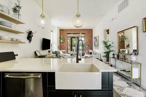 House, Private Bathroom (Lamar Treehouse) | Shared kitchen