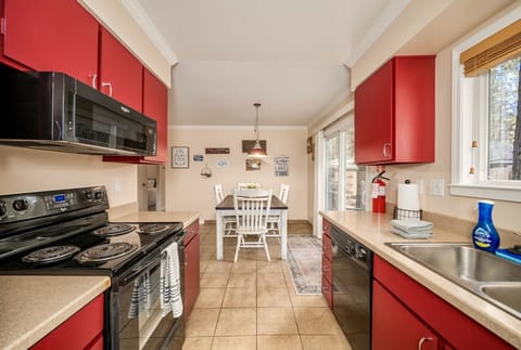 House, 3 Bedrooms | Private kitchen | Fridge, oven, coffee/tea maker, toaster