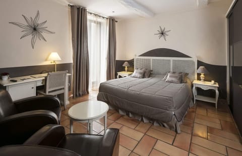 Classic Room | In-room safe, desk, iron/ironing board, free WiFi