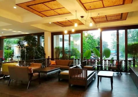 Lobby lounge