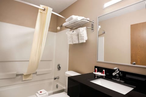 Combined shower/tub, free toiletries, towels