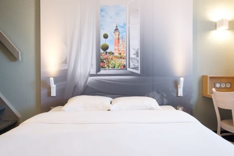 Desk, soundproofing, free WiFi, bed sheets