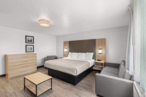 Suite, 1 King Bed, Non Smoking | Desk, bed sheets