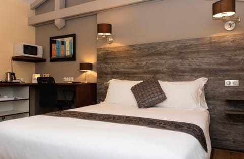 Delux Room: Delux Room Belle Etoile with 1 large Bed | Premium bedding, in-room safe, individually decorated