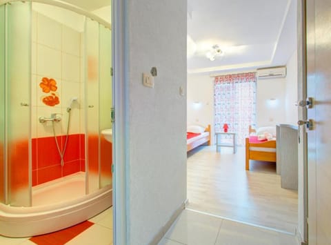 Twin Room (Twin room with balcony) | Bathroom | Shower, towels